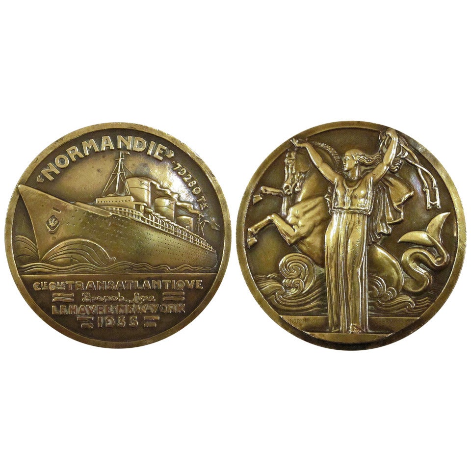Médaillon de voyage inaugural en bronze Art Déco "S.S. Normandie" par Jean Vernon:: 1935