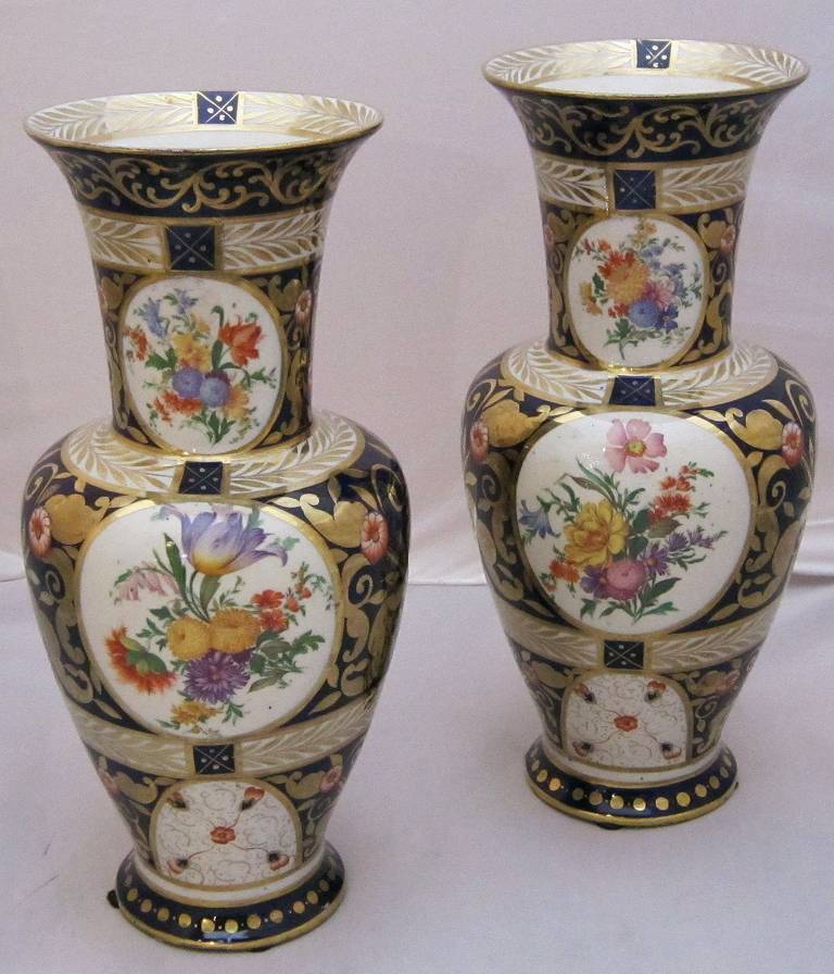 A lovely pair of English flower vases (H 12 1/2