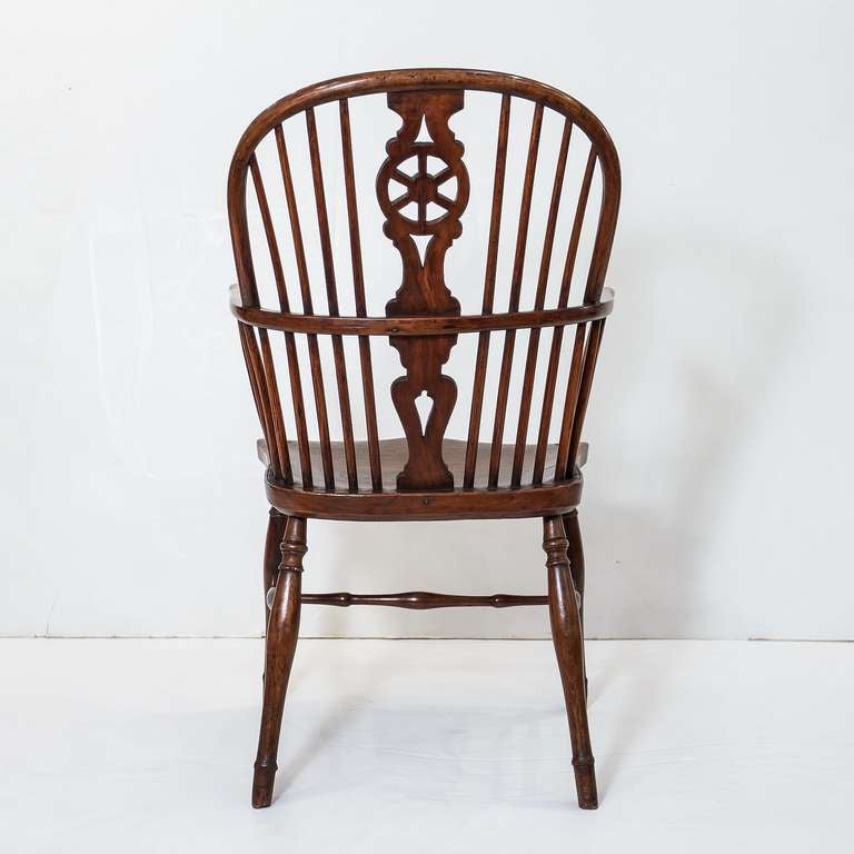 English Windsor Chair with Wheel Back In Excellent Condition In Austin, TX