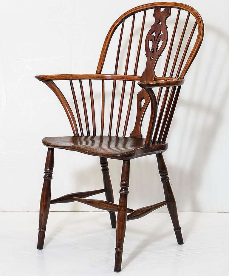 A handsome early English Windsor chair, with a bowed top rail and pierced splat back, with solid seat on turned stretcher. Featuring a Prince of Wales feathers motif to the split.