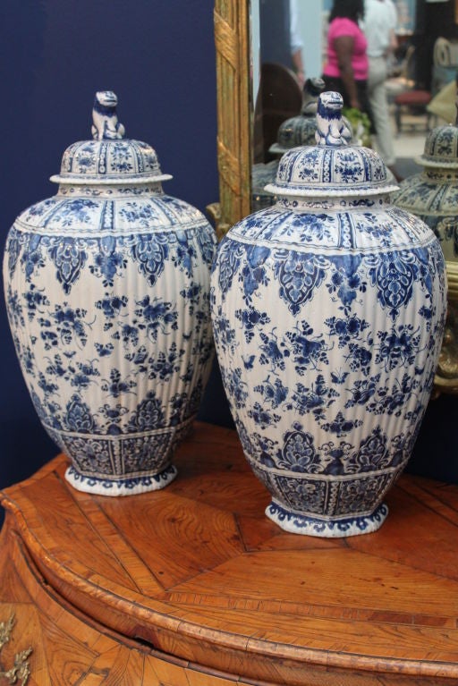A pair of large Delft Urns In Good Condition In New York, NY
