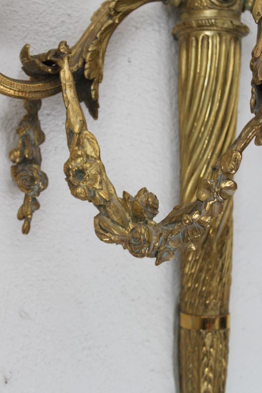 Aplique de Pared Grande de Bronce Dorado Estilo Neoclásico Francia siglo XX en venta