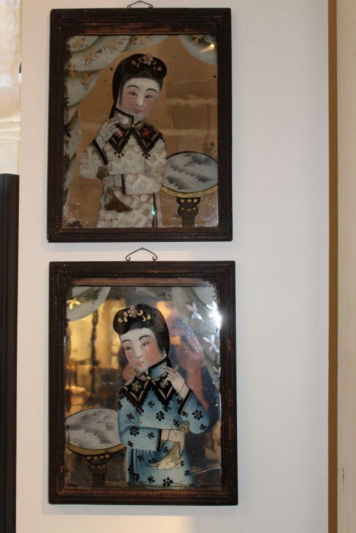 Gemälde auf Spiegelglas Chinesisch 18. Jahrhundert China. Ein Paar Gemälde auf verspiegeltem Glas. Hergestellt im 18. Jahrhundert in China. Originalrahmen. Kleiner Riss in der rechten unteren Ecke des blauen Exemplars.