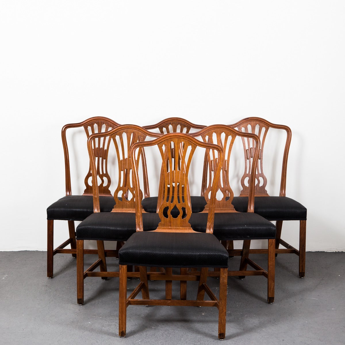 A set of six dining chairs made in mahogany, England, 19th century. Seat upholstered in horse hair.
