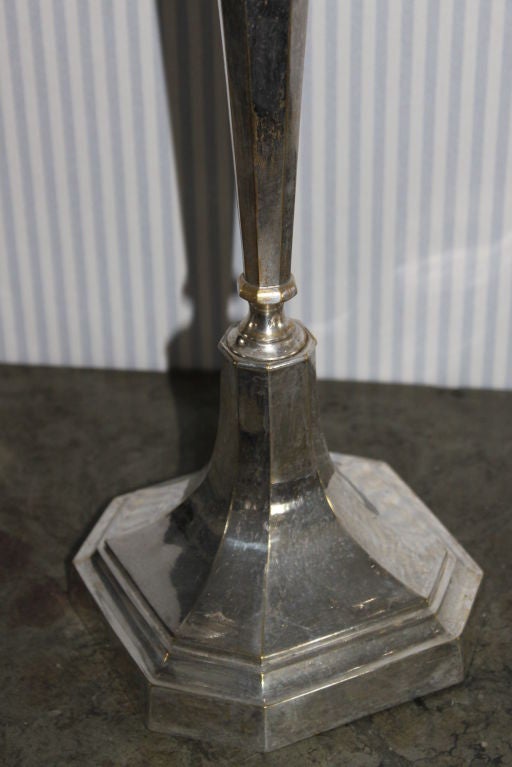Neoclassico Candelabri inglesi placcati in argento a tre bracci per candele Inghilterra in vendita