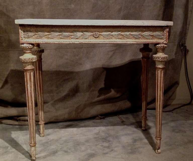 Une exquise table console gustavienne en peinture originale avec un faux plateau marbré