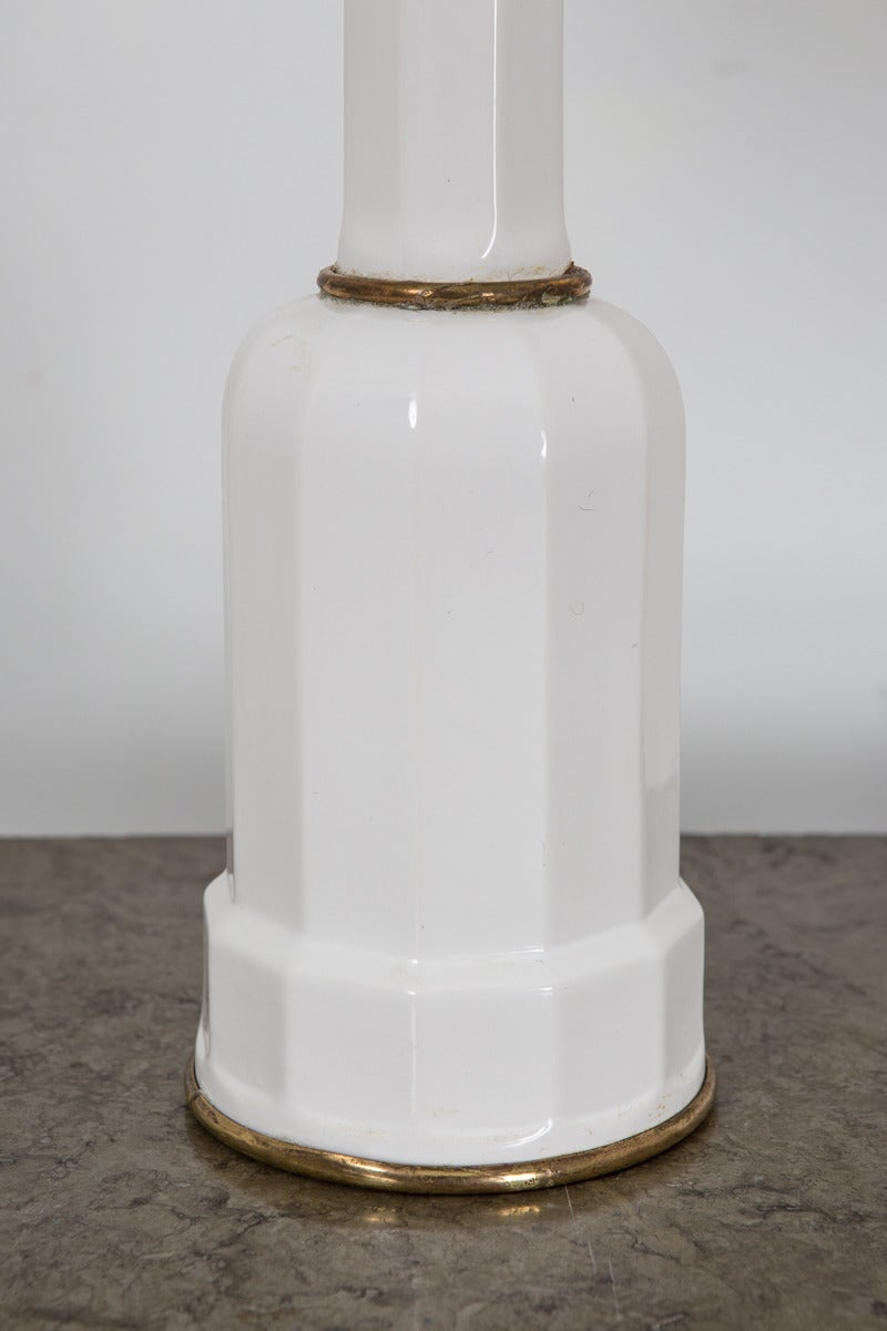 Pair of White Porcelain Lamps with Brass Details In Good Condition In New York, NY