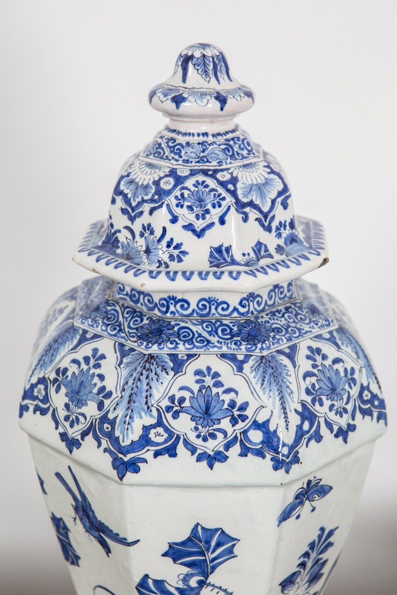 Large Dutch Faience Urn with Lid, 1700s In Good Condition In New York, NY