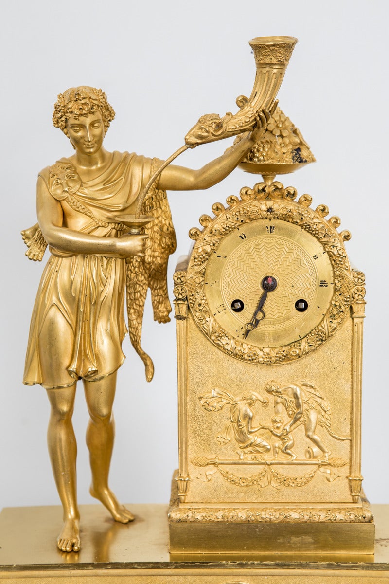 Uhr Mantel vergoldete Bronze Neoklassische Empire Französisch 19. Jahrhundert Frankreich im Zustand „Gut“ im Angebot in New York, NY