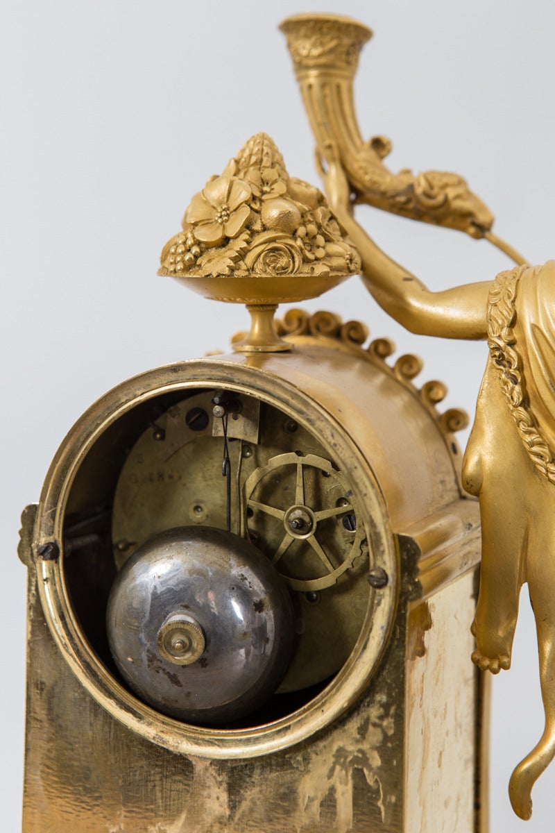 Pendule de cheminée néoclassique française en bronze doré 19ème siècle France en vente 3