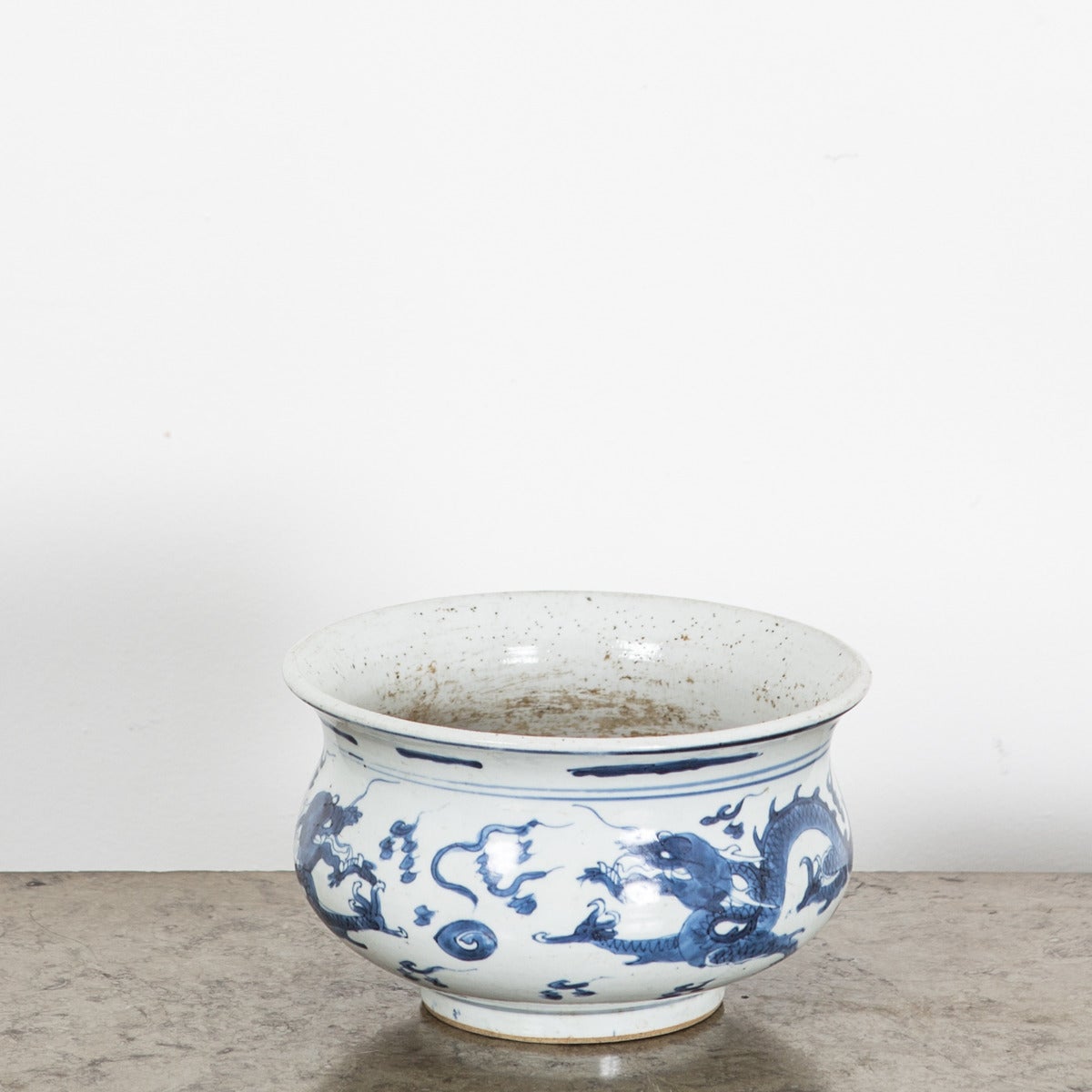 A cachepot decorated with blue and white dragon