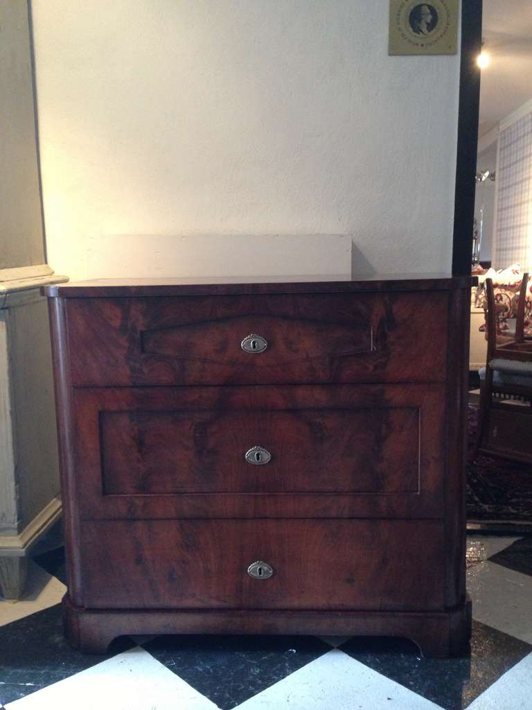 Swedish mahogany chest of drawers amde during the Karl Johan period 1820-1830. Simple carvings on drawers front and rounded corners.