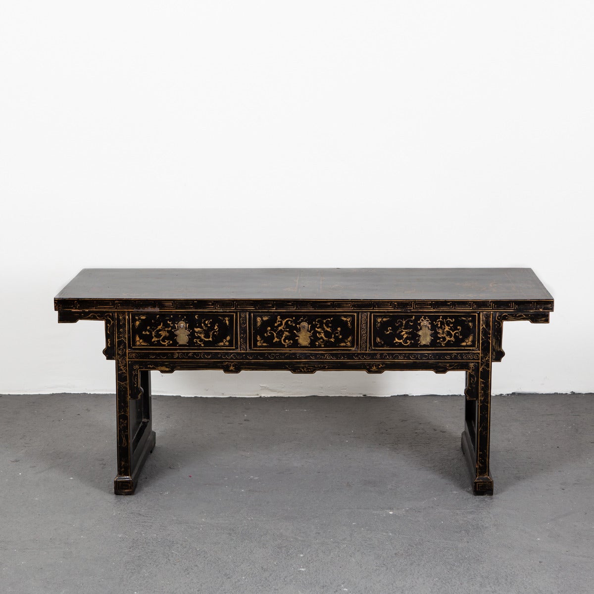 Table Console Laque noire chinoise avec Chinoiserie dorée Chine 19ème siècle. Buffet fabriqué en Chine en laque noire avec des détails peints et dorés à la chinoiserie. Trois tiroirs avec quincaillerie originale en laiton. Fabriqué à la fin du 19e