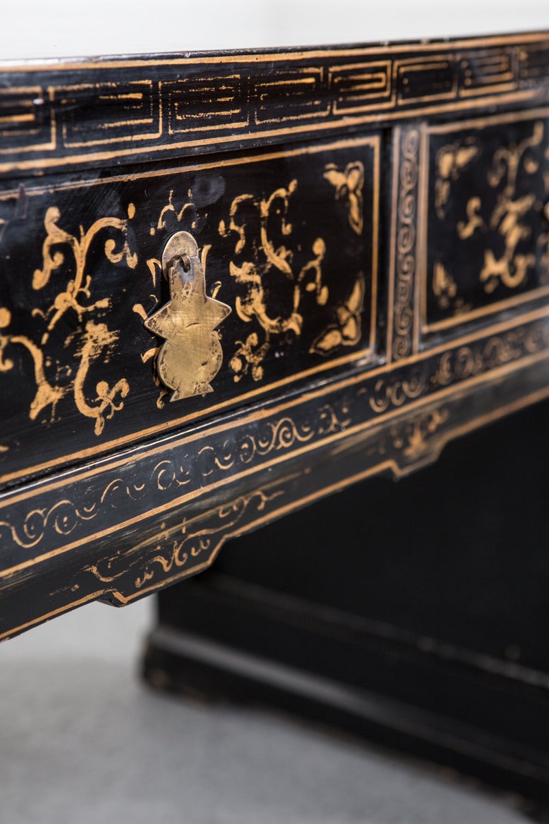 Console Table Chinese Black Lacquer with Chinoiserie Gilded 19th Century China For Sale 3