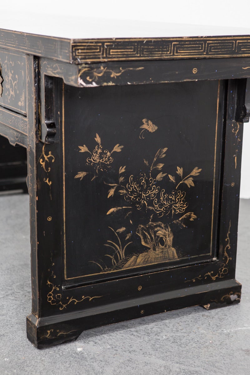 Console Table Chinese Black Lacquer with Chinoiserie Gilded 19th Century China For Sale 4