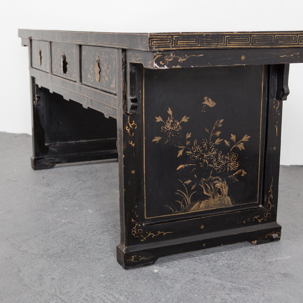 Console Table Chinese Black Lacquer with Chinoiserie Gilded 19th Century China For Sale 5
