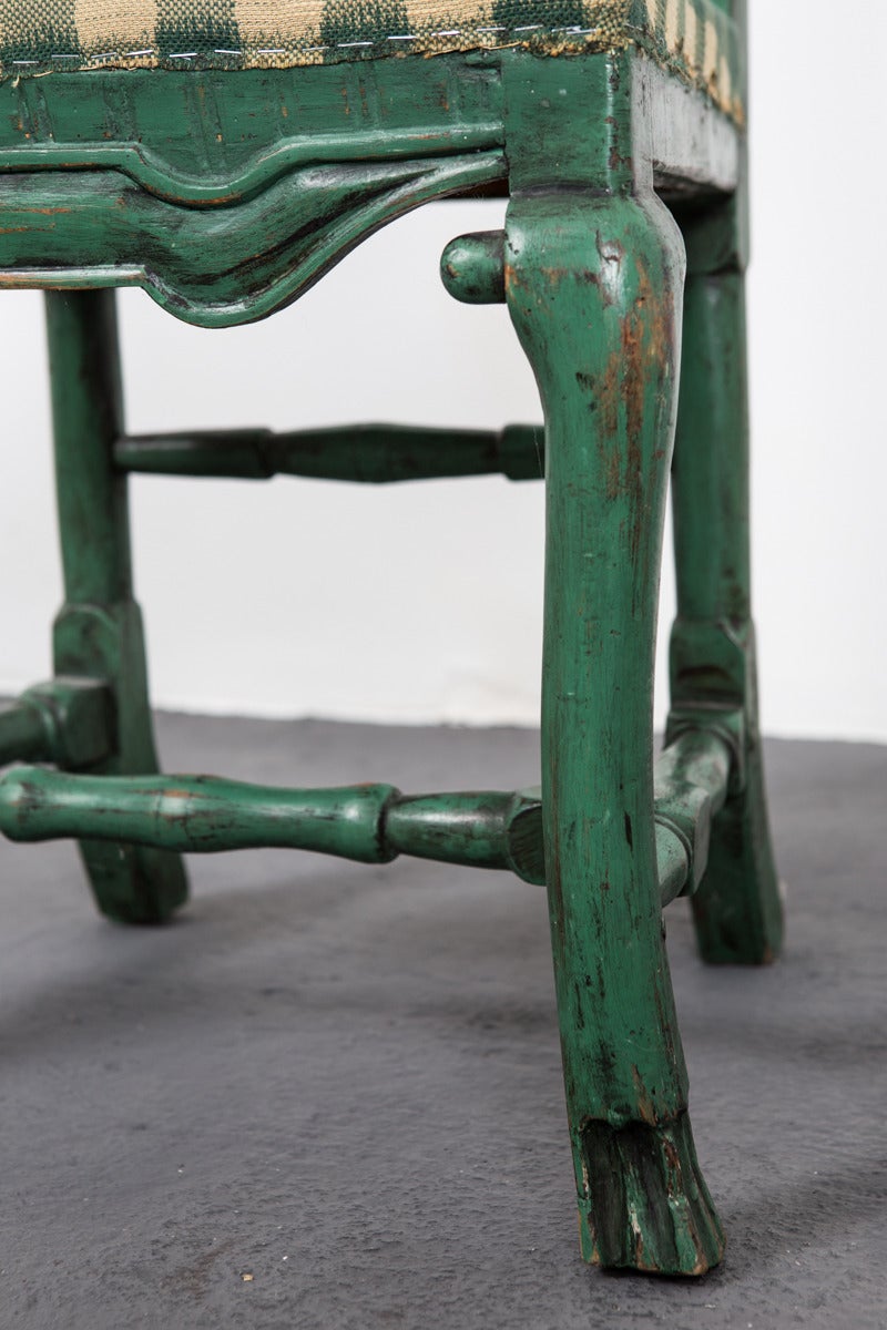 A pair of green painted Baroque side chairs made in Sweden during the Baroque period ca 1730. Rectangular back splat with a baluster shaped middle part. Cabriole legs.