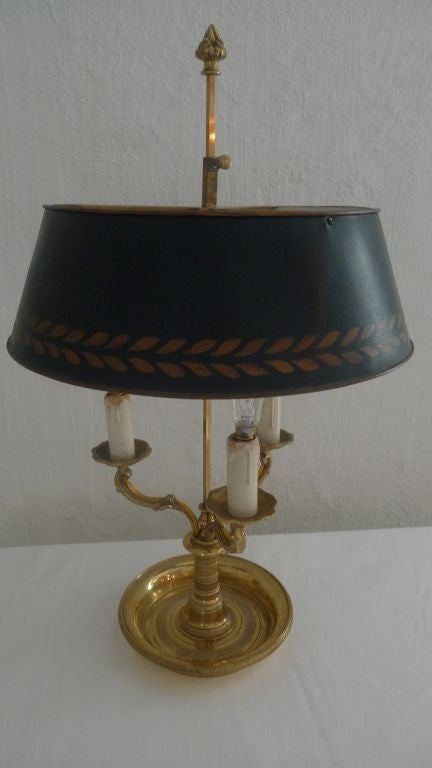 Lámpara Siglo XIX Bronce dorado Pantalla de metal Neoclásico Francia . Lámpara Bouillotte francesa de bronce dorado y pantalla de metal pintado. 3 brazos de vela electrificados.