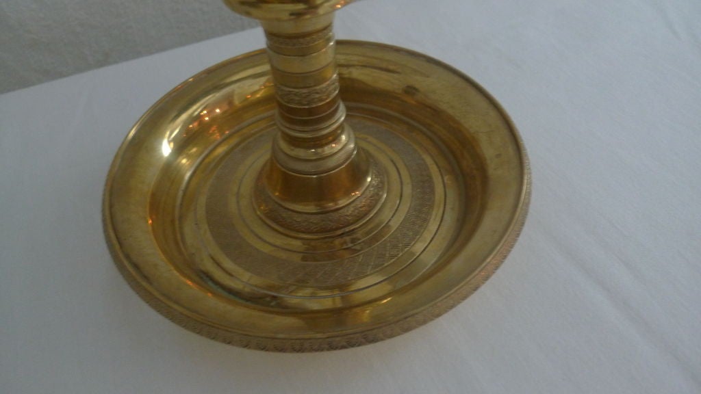 Empire Lampe de table néoclassique du XIXe siècle avec abat-jour en métal doré et bronze, France  en vente