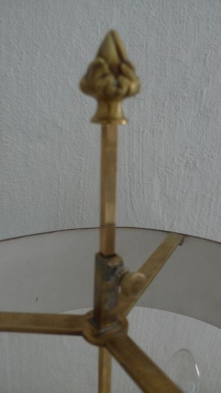 Français Lampe de table néoclassique du XIXe siècle avec abat-jour en métal doré et bronze, France  en vente