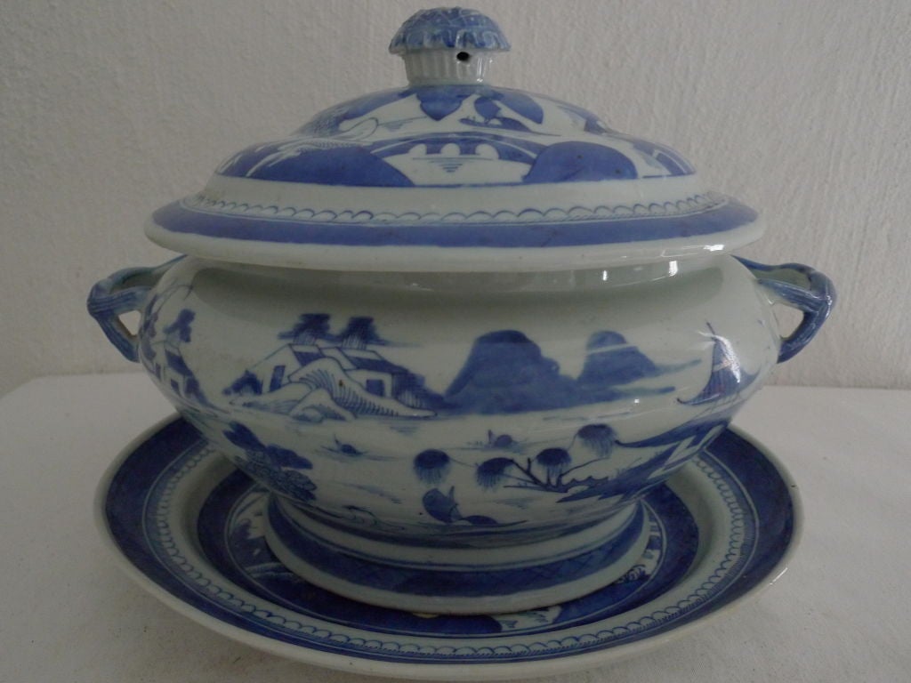 A blue and white Chinese tureen 