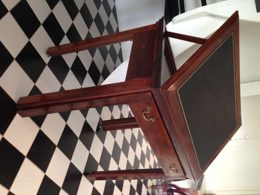 Desk English Leather Brown Mahogany 18th Century England In Good Condition For Sale In New York, NY