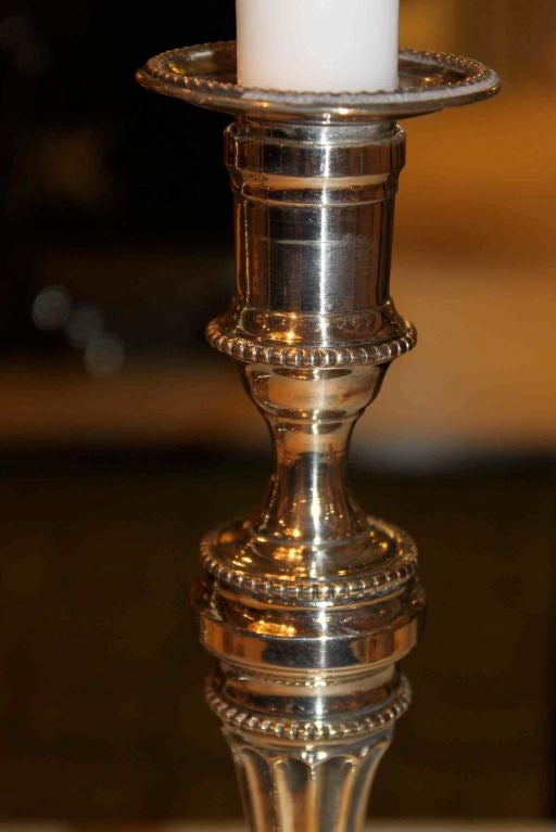 Fino al XVIII secolo Coppia di candelieri neoclassici in argent hache in vendita