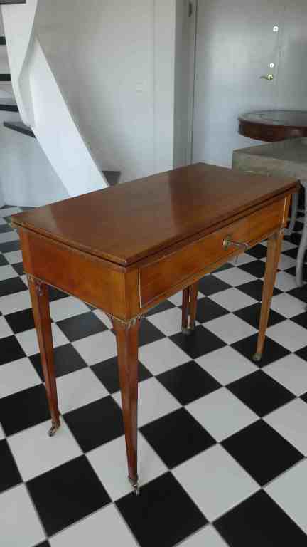 Swedish Gustavian Game Table in Mahogany In Good Condition In New York, NY
