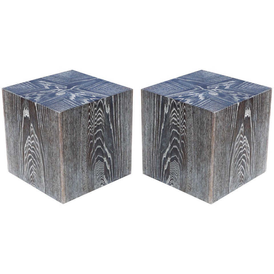 Paire de tables d'appoint cubiques en chêne cérusé