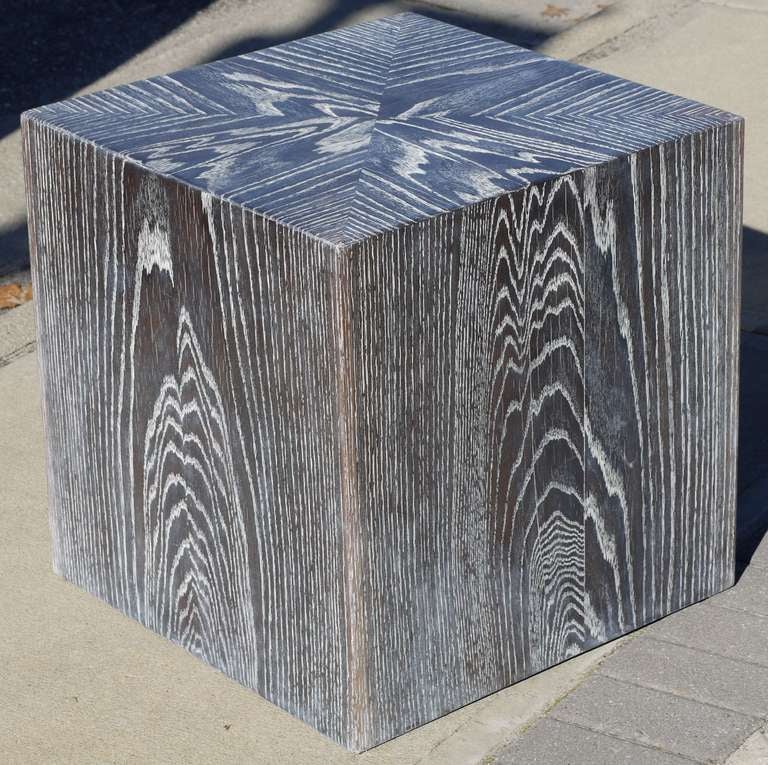 Américain Paire de tables d'appoint cubiques en chêne cérusé