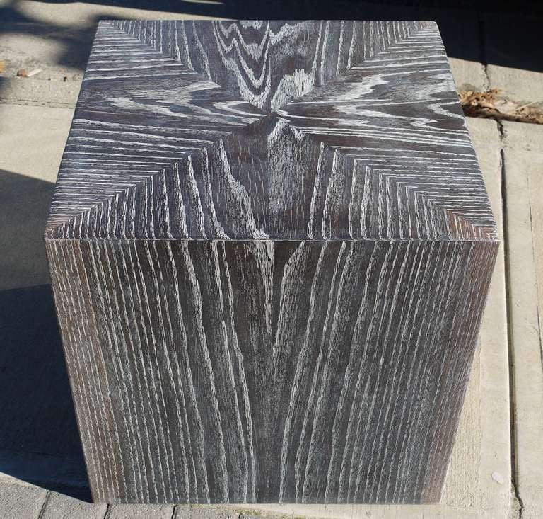 Laque Paire de tables d'appoint cubiques en chêne cérusé