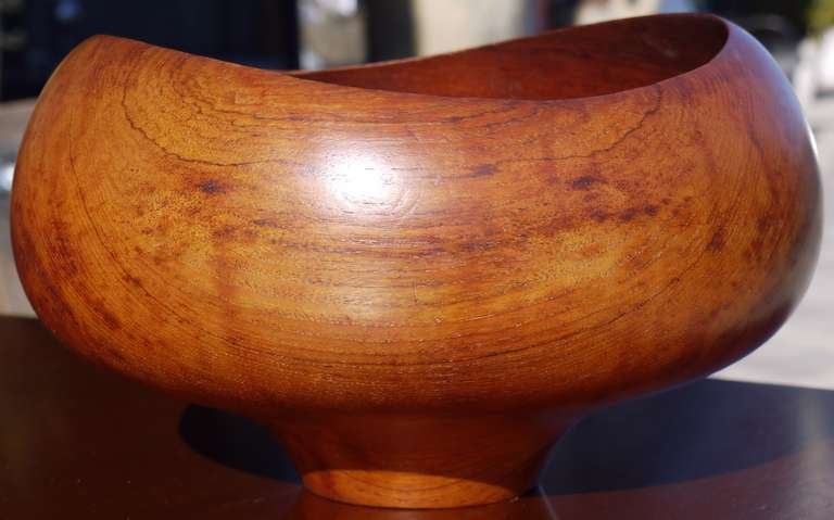 Stunning shape turned teak bowl in the style of Finn Juhl, possibly even by Juhl, as I'v not been able to track down the mark.  A large sculptural salad bowl with 4 sculptural smaller bowls. Smaller bowls measure 6