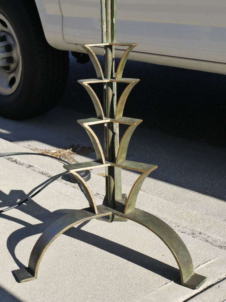 Antorcha Italiana de Hierro Forjado y Cobre Martillado Estilo Liberty en Bueno estado para la venta en Kilmarnock, VA