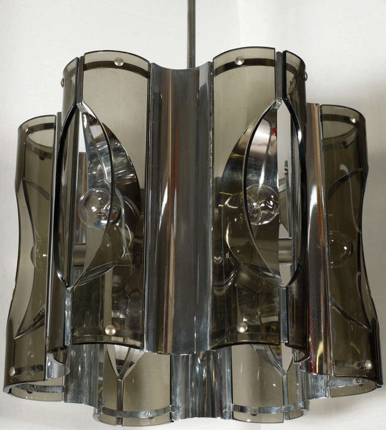 Superbe grand lustre à 6 lumières en verre fumé et chrome, circa 1960.  