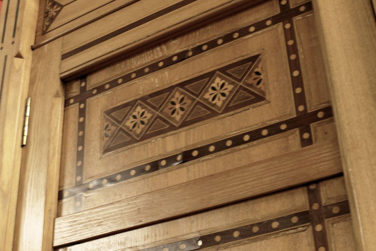 Inlaid Aesthetic Movement Linen Press In Excellent Condition In Kilmarnock, VA