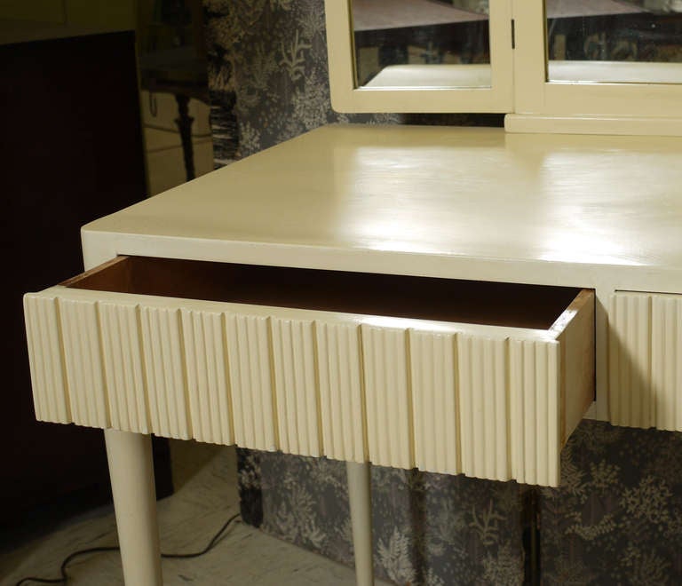 Italian Ivory Lacquered Vanity For Sale 3