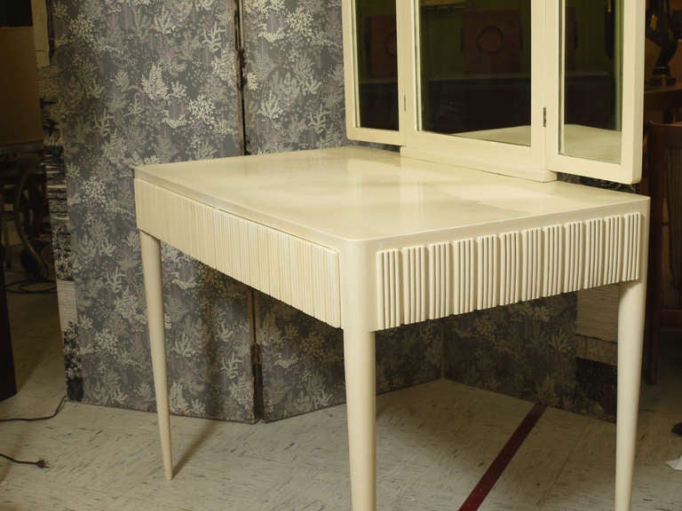 Mid-20th Century Italian Ivory Lacquered Vanity For Sale