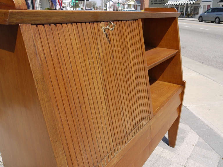 book shelf on top of desk