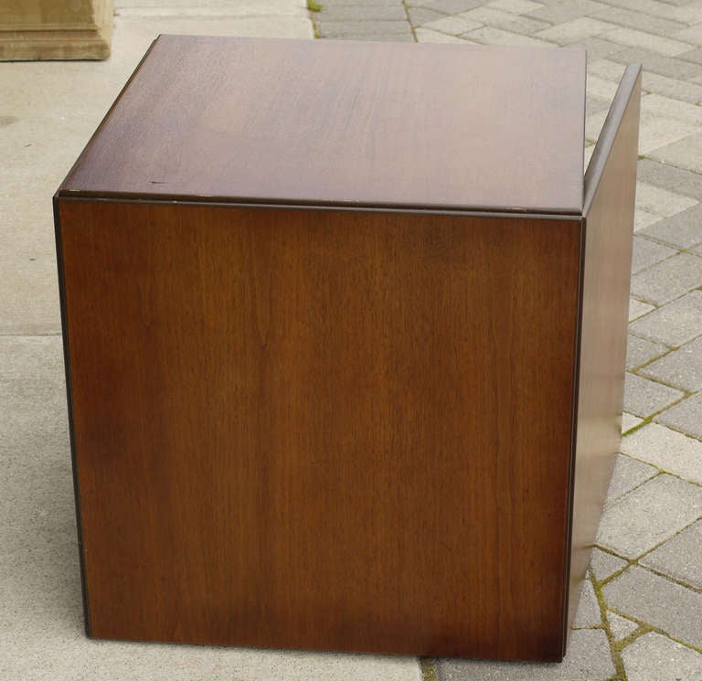 Prototype réalisé par Paul Mayen (Américain, né en Espagne. 1918-2000) pour l'Ottawa Storage Cube qui fait partie de la collection du Museum of Modern Art.  Le prototype a été acheté à un membre de la famille de Paul Mayen. 