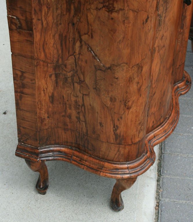 Early 18th Century Italian Burled Walnut Bedside Cabinets 2