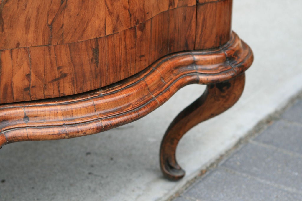 Early 18th Century Italian Burled Walnut Bedside Cabinets 3
