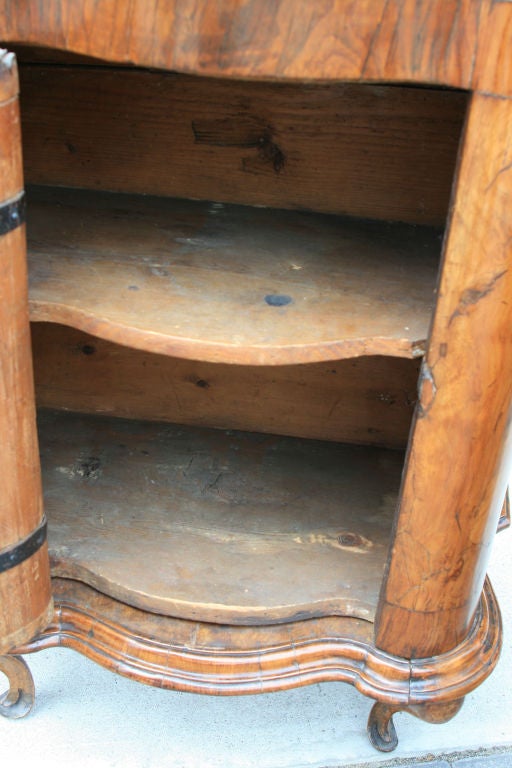 Early 18th Century Italian Burled Walnut Bedside Cabinets 4