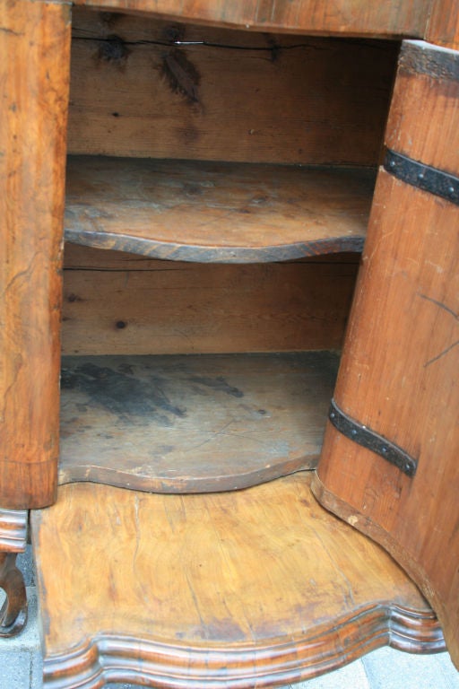 Early 18th Century Italian Burled Walnut Bedside Cabinets 5
