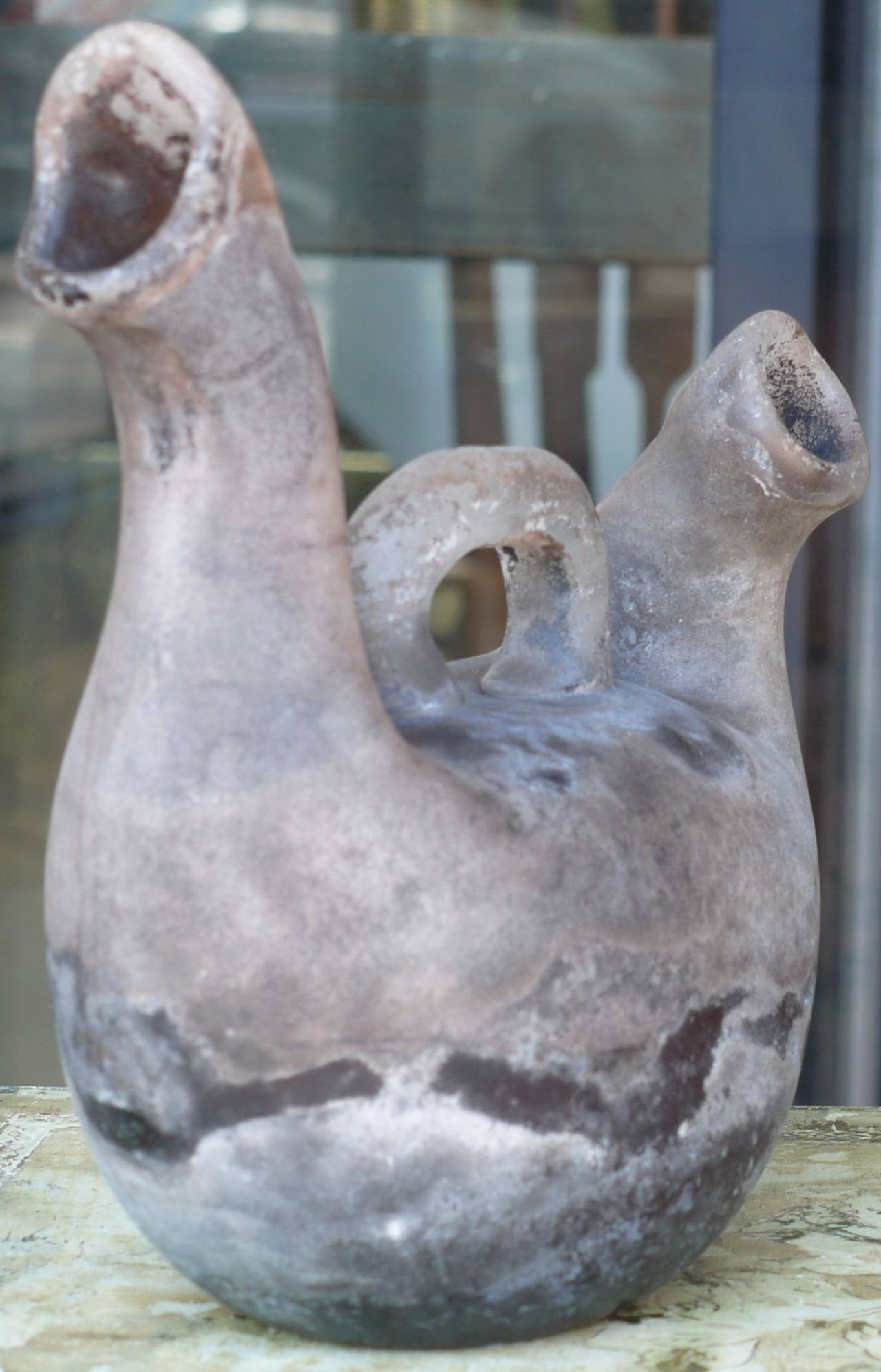 Seltene Design-Vase von Cenedese mit zwei Ausgüssen und einem runden Henkel.  Signiert und datiert auf der Unterseite.