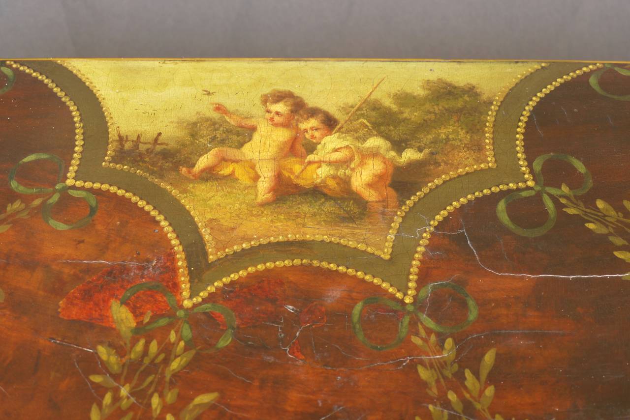 Eine atemberaubende Sheraton Periode demilune Kartentisch mit Angelica Kauffmann-Stil Malerei und dekorative florale swags über Schritt Mahagoni-Platte mit Quer gebändert Rand, zurück Beine ausklappen und öffnet sich zu einem Moleskin oben. Tabelle