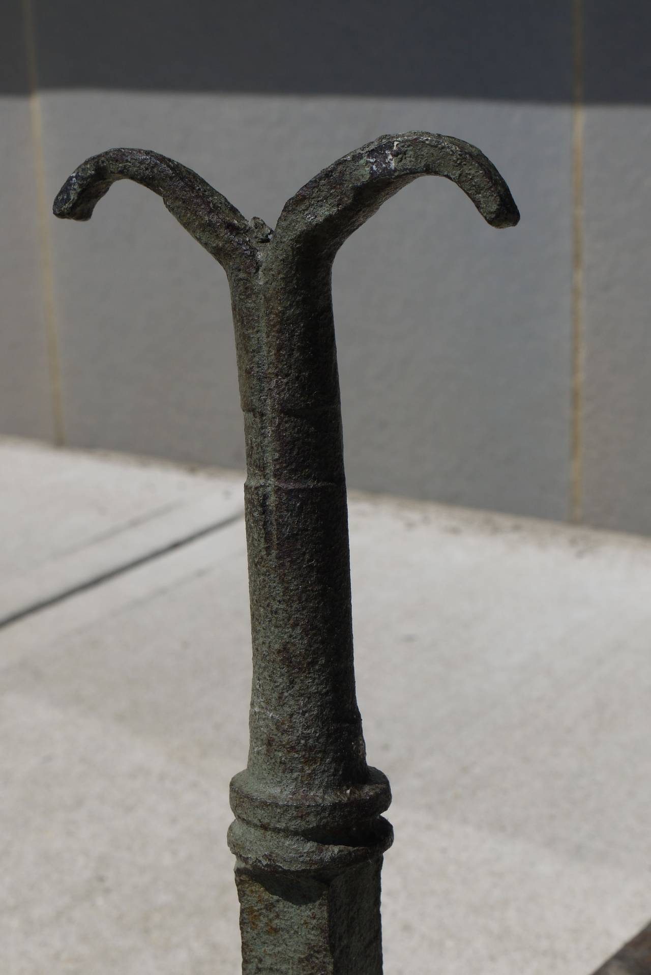 Early 18th Century Forged Iron Andirons In Excellent Condition In Kilmarnock, VA