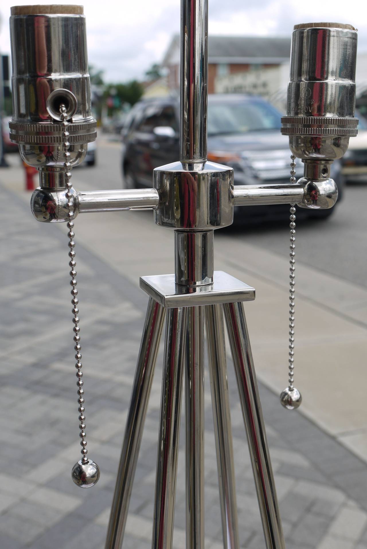 Mid-Century moderno Splendida coppia di lampade in nichel del Medioevo in vendita