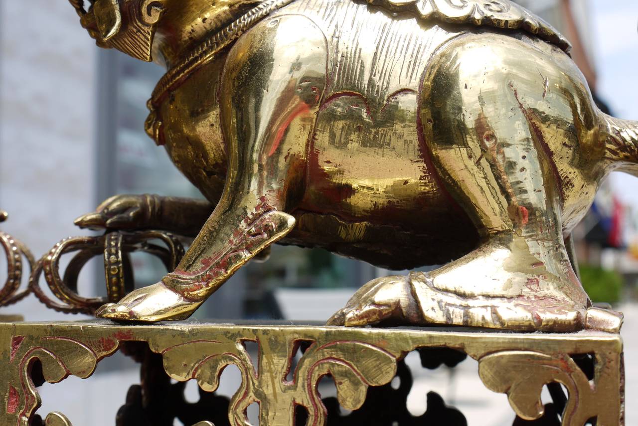 Poli Paire de lampes chinoises du 19ème siècle en bronze représentant des chiens Foo en vente