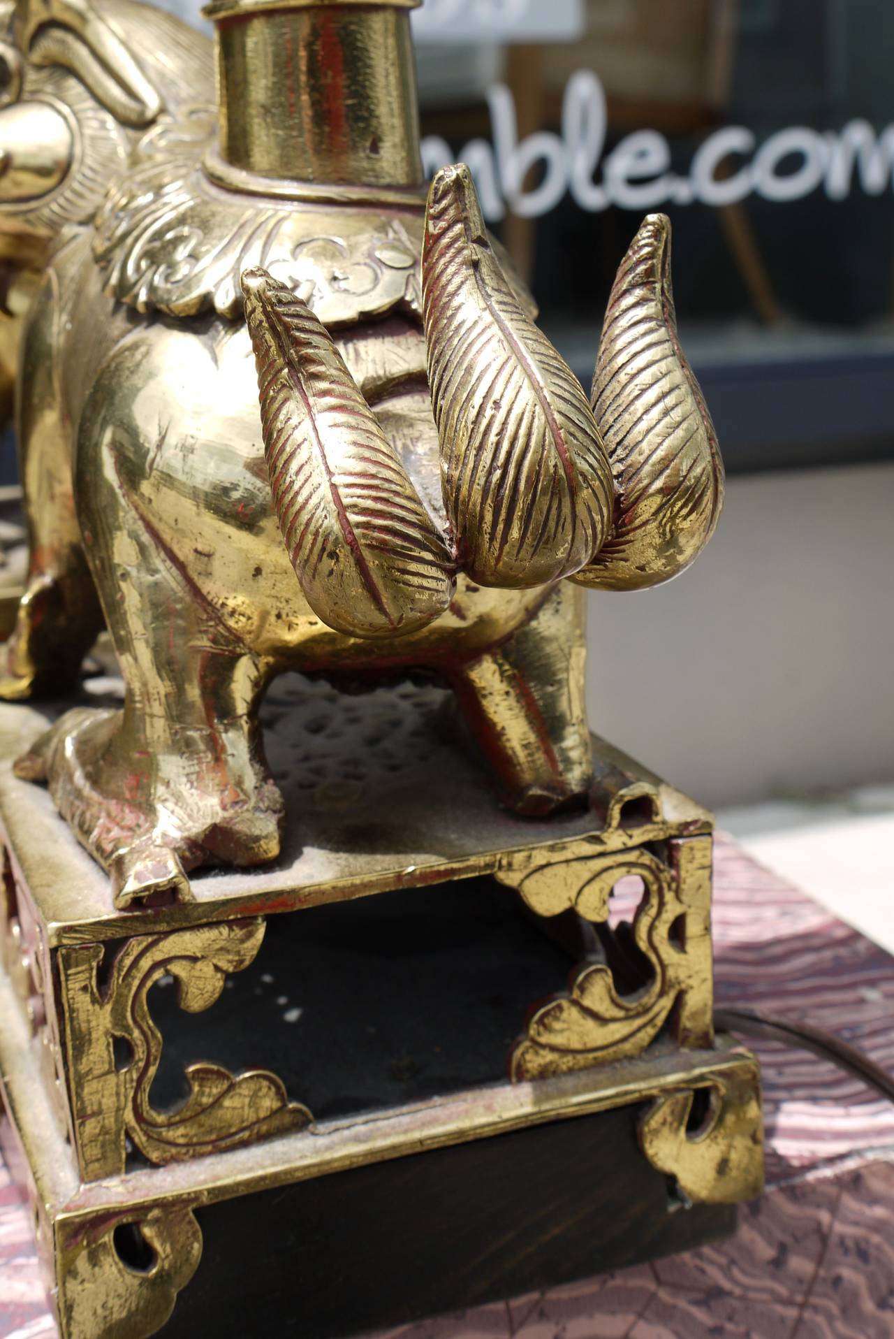 XIXe siècle Paire de lampes chinoises du 19ème siècle en bronze représentant des chiens Foo en vente