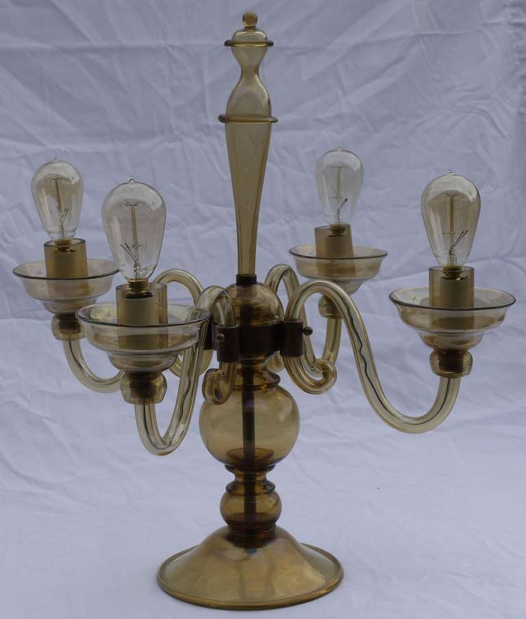 Merveilleuse lampe de table en verre de Murano conçue par le maître de Murano Vittorio Zecchin pour MVM Cappelin en 1927.   Fabriqué avec du verre iridato soffiati et du matériel en laiton patiné.  La lampe est documentée et a été présentée dans le